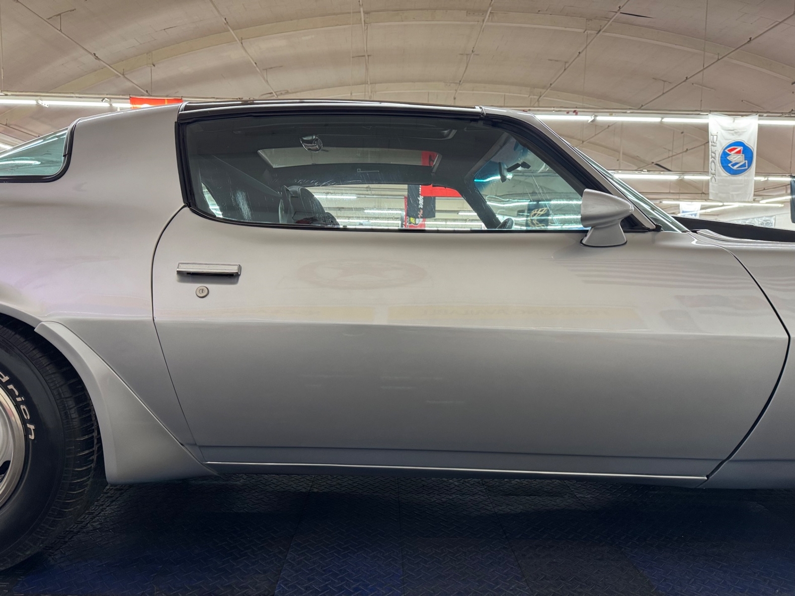 Chevrolet-Camaro-1981-Coupe-29