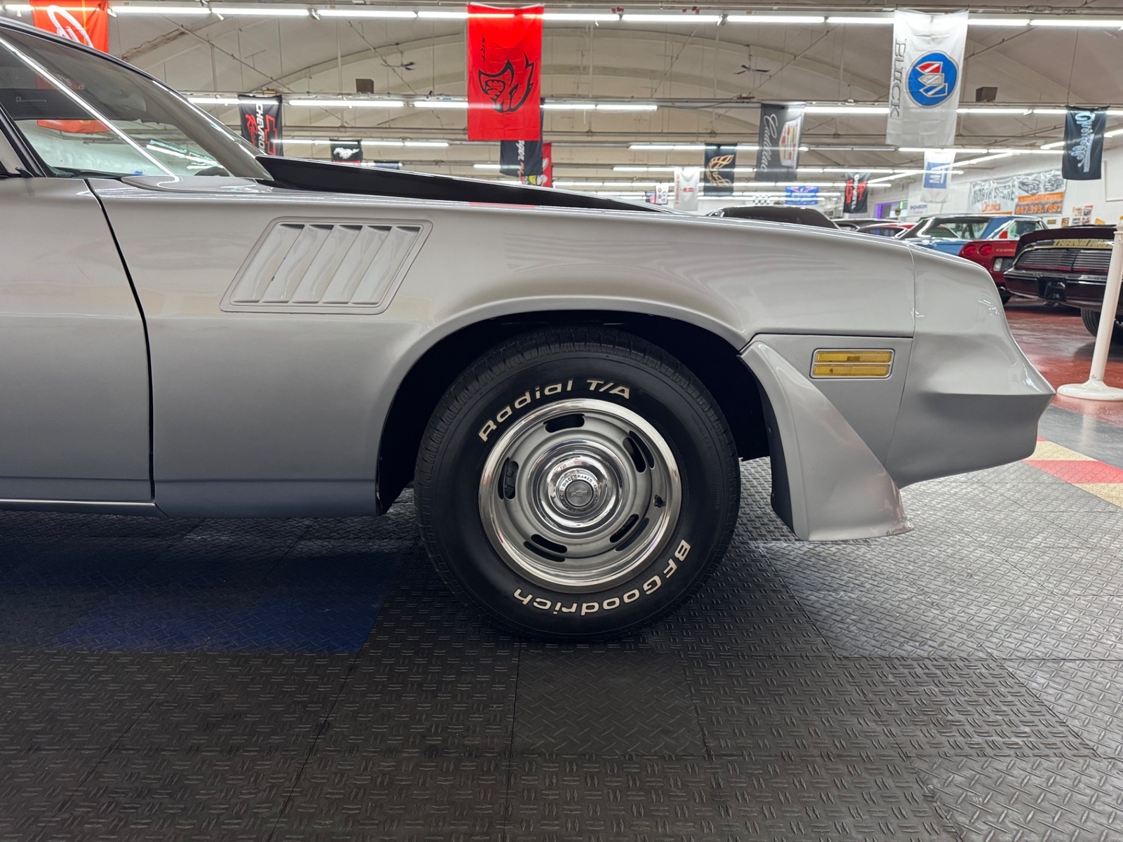 Chevrolet-Camaro-1981-Coupe-30