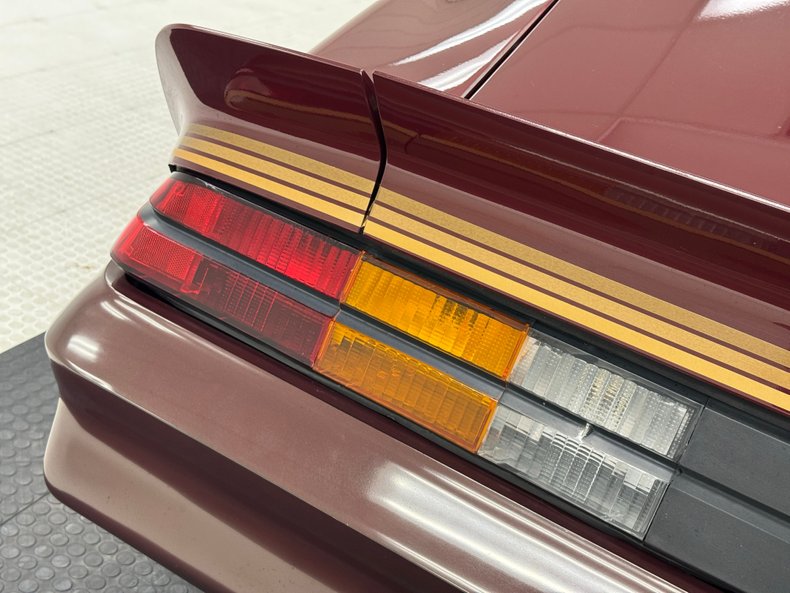 Chevrolet-Camaro-1981-Maroon-Camel-22
