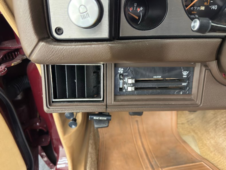 Chevrolet-Camaro-1981-Maroon-Camel-32