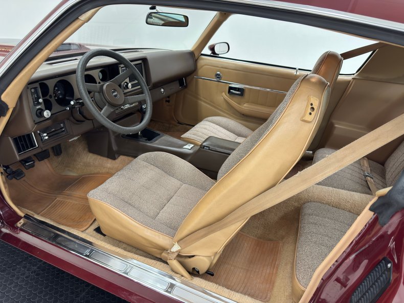 Chevrolet-Camaro-1981-Maroon-Camel-37