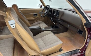 Chevrolet-Camaro-1981-Maroon-Camel-40