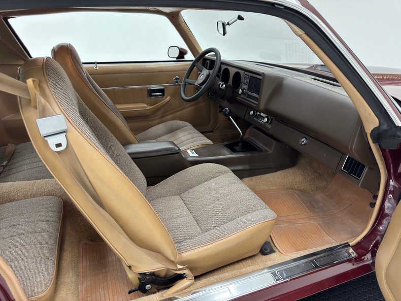 Chevrolet-Camaro-1981-Maroon-Camel-40