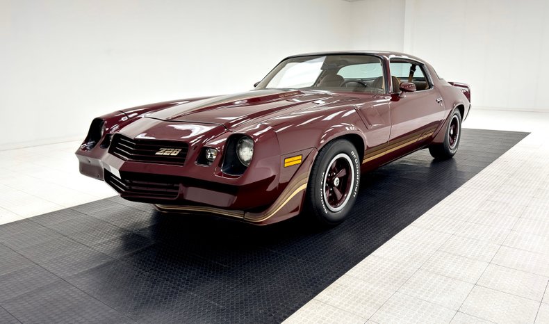 Chevrolet-Camaro-1981-Maroon-Camel-42