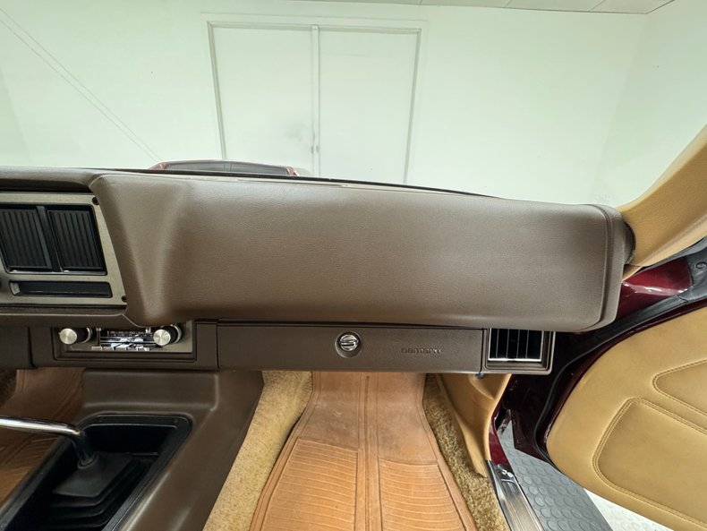 Chevrolet-Camaro-1981-Maroon-Camel-46