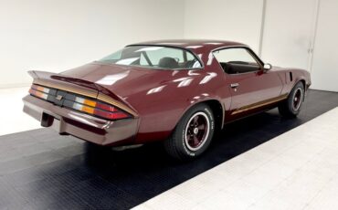 Chevrolet-Camaro-1981-Maroon-Camel-8