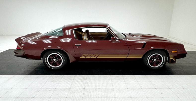 Chevrolet-Camaro-1981-Maroon-Camel-9