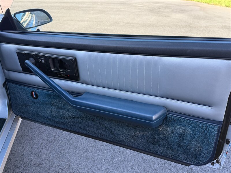 Chevrolet-Camaro-1982-Silver-36