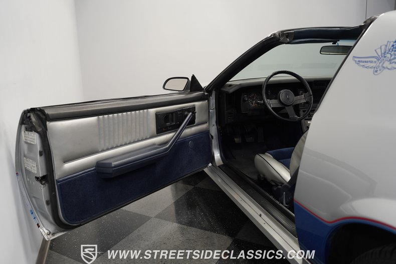 Chevrolet-Camaro-1982-Silver-Blue-40