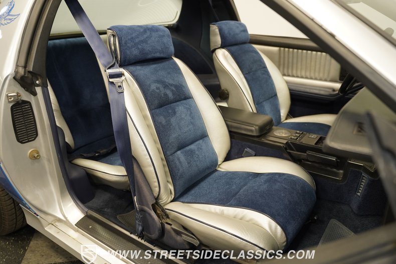 Chevrolet-Camaro-1982-Silver-Blue-48