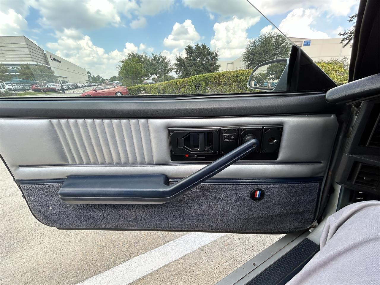 Chevrolet-Camaro-1982-Silver-amp-Blue-Silver-amp-Blue-10