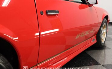 Chevrolet-Camaro-1984-Red-Black-ampamp-Red-27