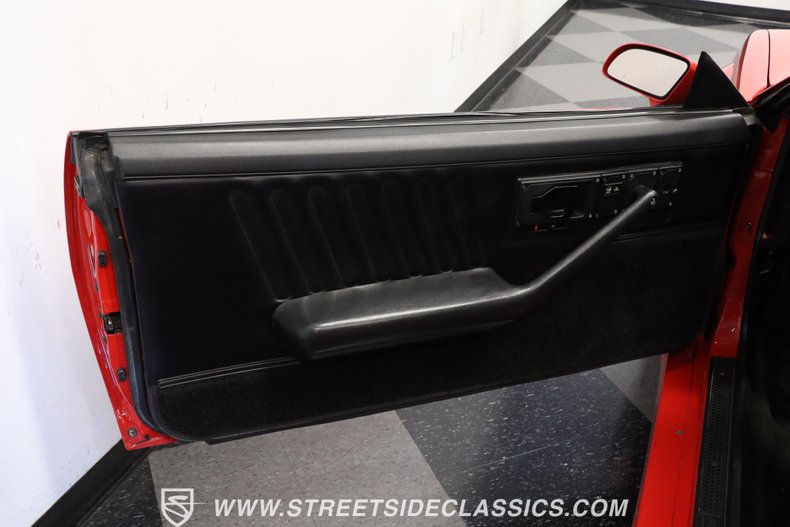 Chevrolet-Camaro-1984-Red-Black-ampamp-Red-35