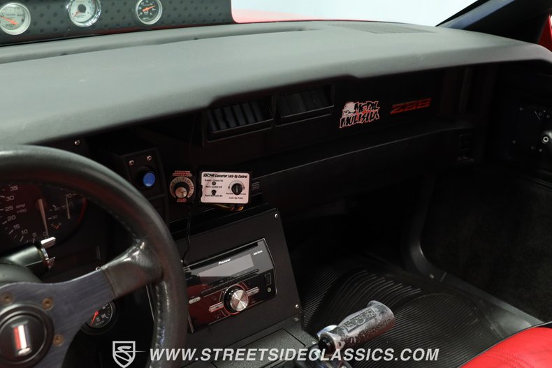 Chevrolet-Camaro-1984-Red-Black-ampamp-Red-38