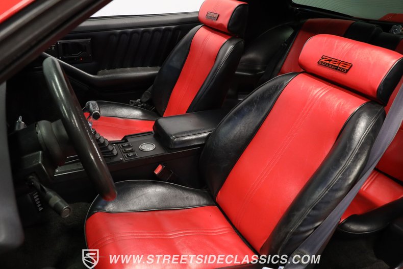 Chevrolet-Camaro-1984-Red-Black-ampamp-Red-39