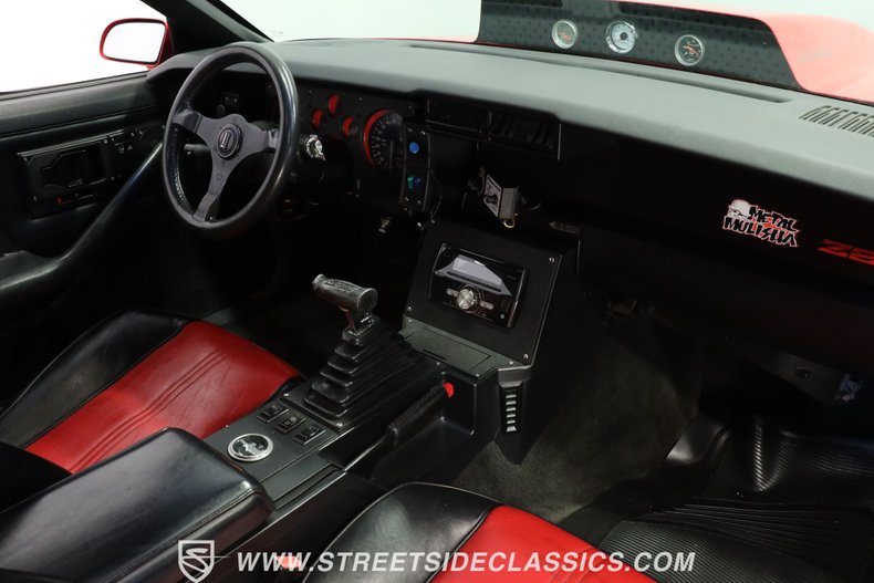 Chevrolet-Camaro-1984-Red-Black-ampamp-Red-44