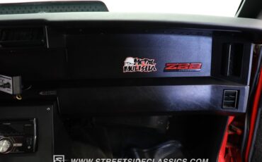 Chevrolet-Camaro-1984-Red-Black-ampamp-Red-46