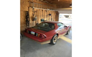 Chevrolet-Camaro-1985-Red-Tan