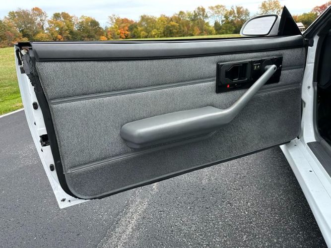 Chevrolet-Camaro-1990-White-Gray-10