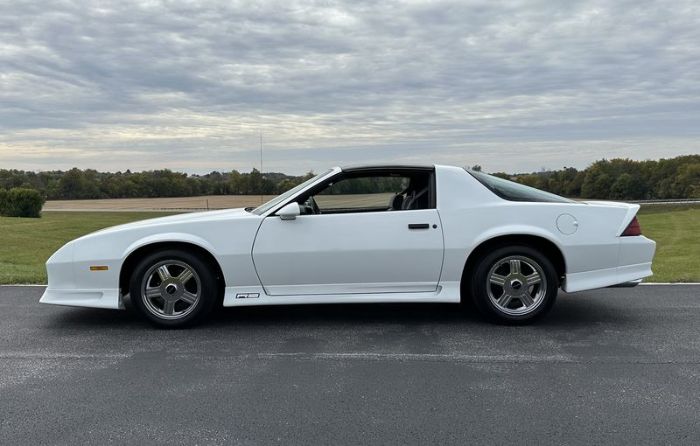 Chevrolet-Camaro-1990-White-Gray-17