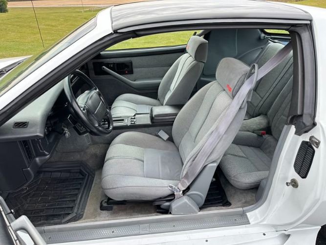 Chevrolet-Camaro-1990-White-Gray-26
