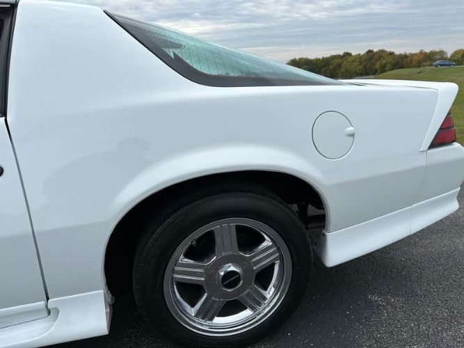 Chevrolet-Camaro-1990-White-Gray-30