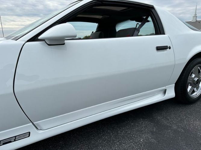 Chevrolet-Camaro-1990-White-Gray-31