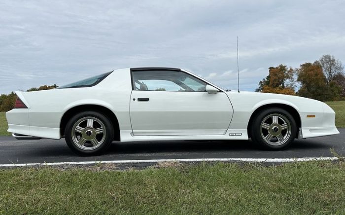 Chevrolet-Camaro-1990-White-Gray-37