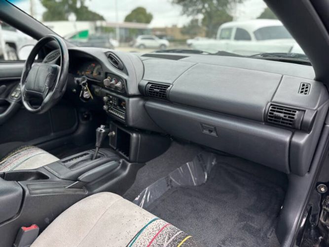 Chevrolet-Camaro-1993-Black-off-White-11