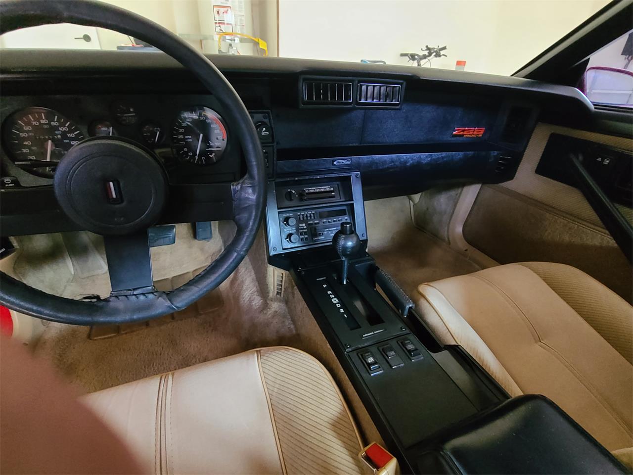 Chevrolet-Camaro-iroc-z-1986-Bright-Red-Saddle-Tan-10