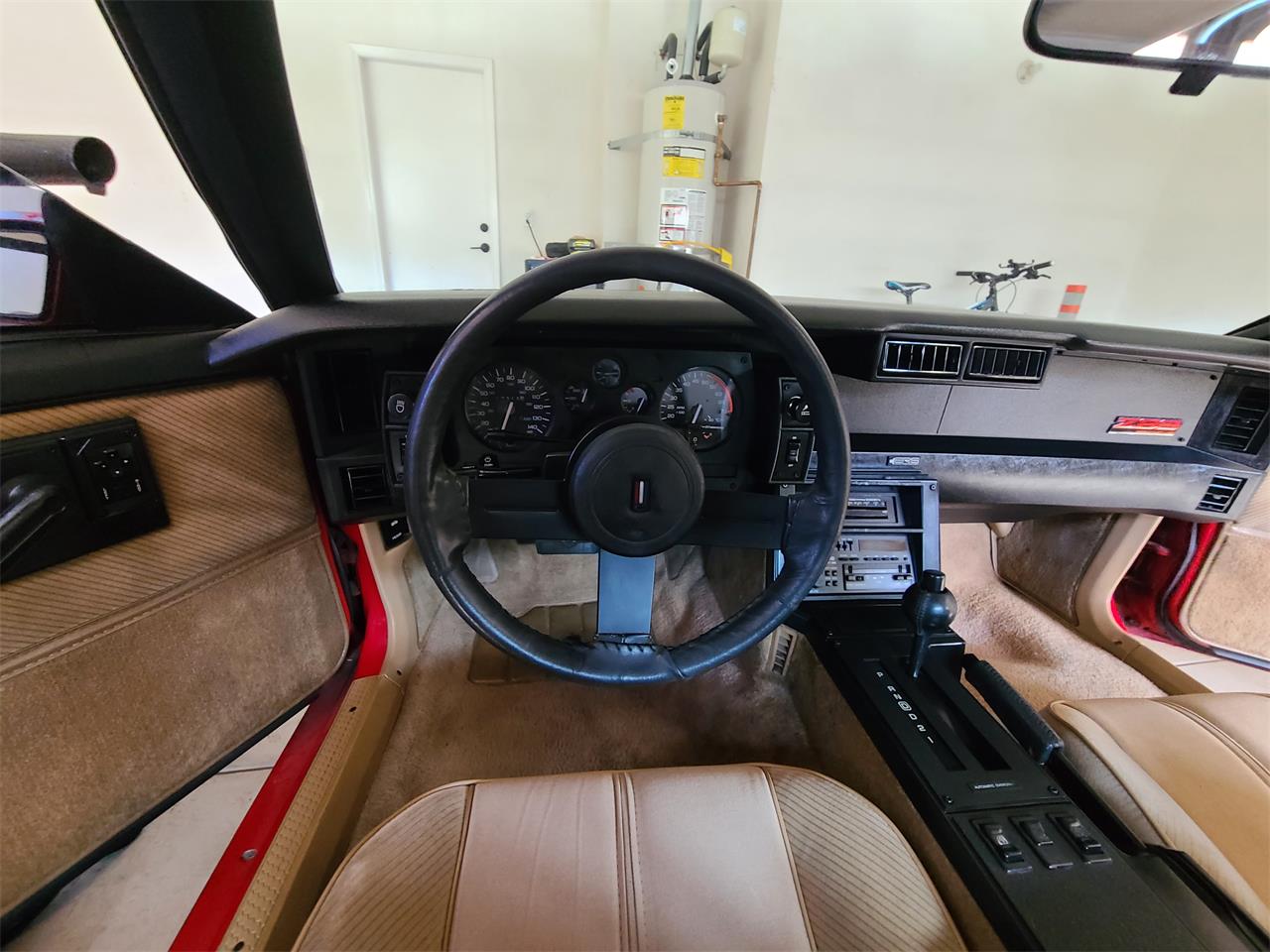 Chevrolet-Camaro-iroc-z-1986-Bright-Red-Saddle-Tan-18