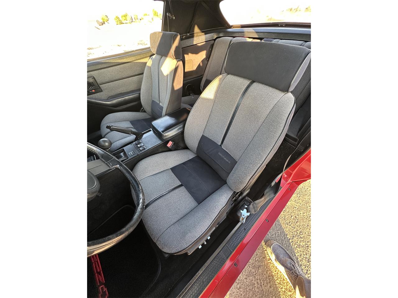 Chevrolet-Camaro-iroc-z-1988-Red-Gray-and-Black-11