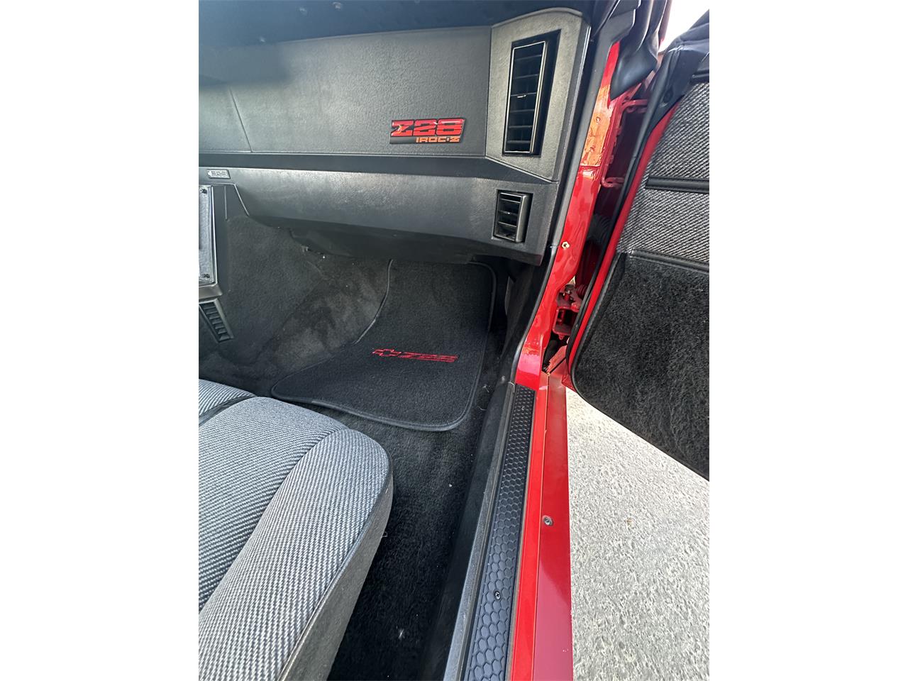 Chevrolet-Camaro-iroc-z-1988-Red-Gray-and-Black-19