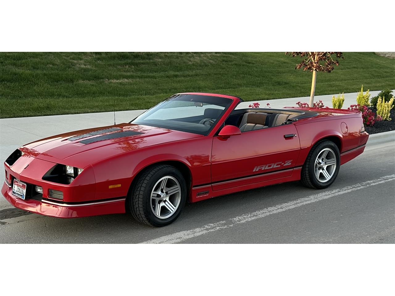 Chevrolet-Camaro-iroc-z-1988-Red-Gray-and-Black-24