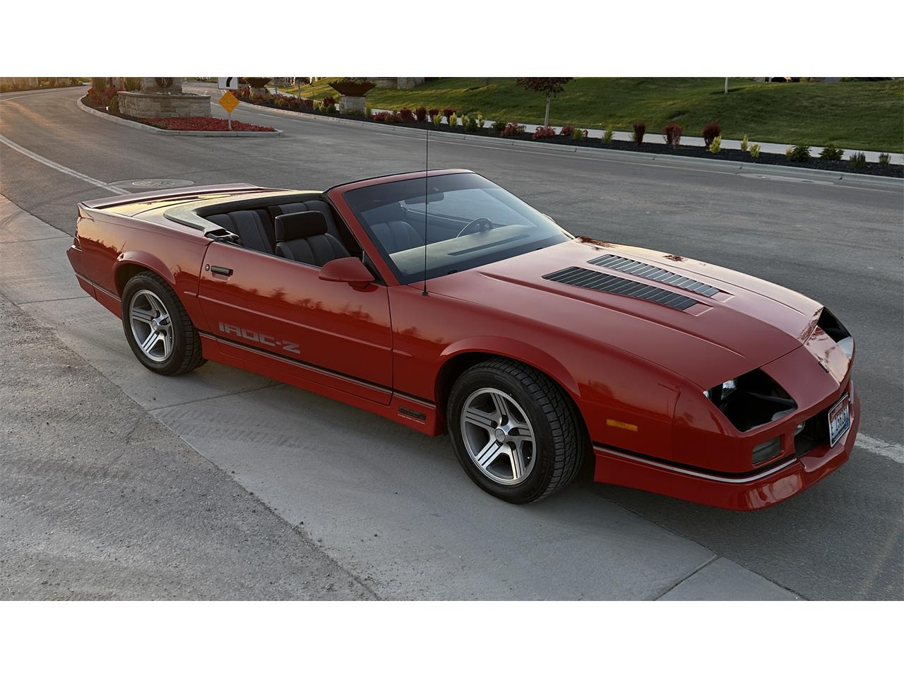 Chevrolet-Camaro-iroc-z-1988-Red-Gray-and-Black-25