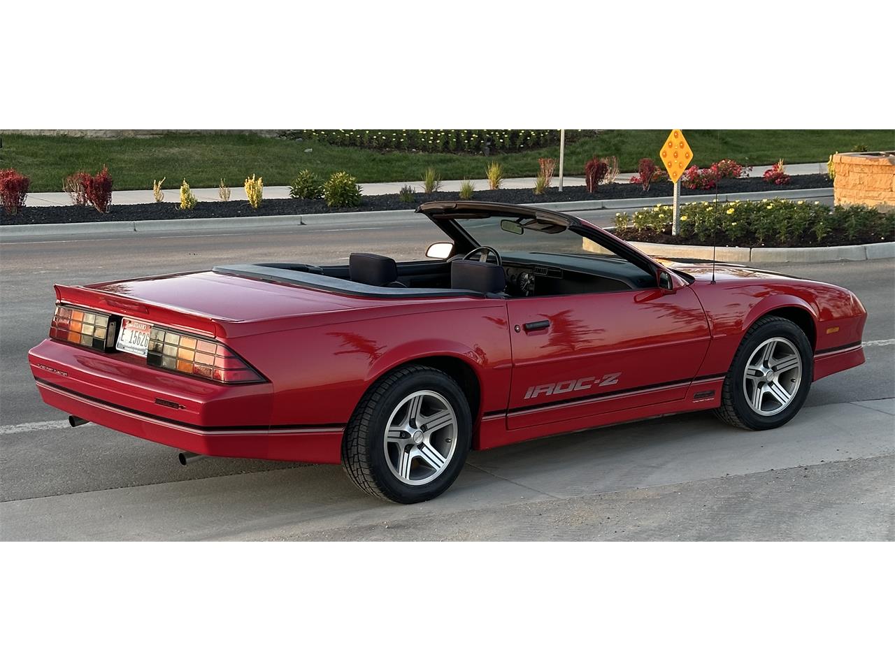 Chevrolet-Camaro-iroc-z-1988-Red-Gray-and-Black-27