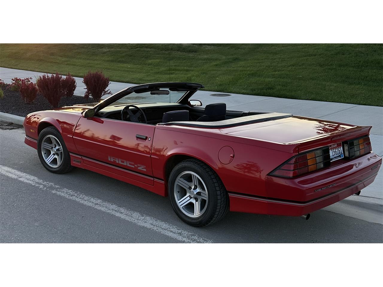 Chevrolet-Camaro-iroc-z-1988-Red-Gray-and-Black-28