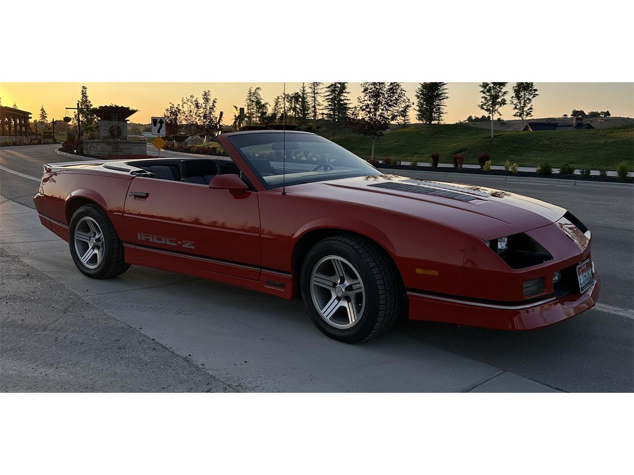 Chevrolet-Camaro-iroc-z-1988-Red-Gray-and-Black-29