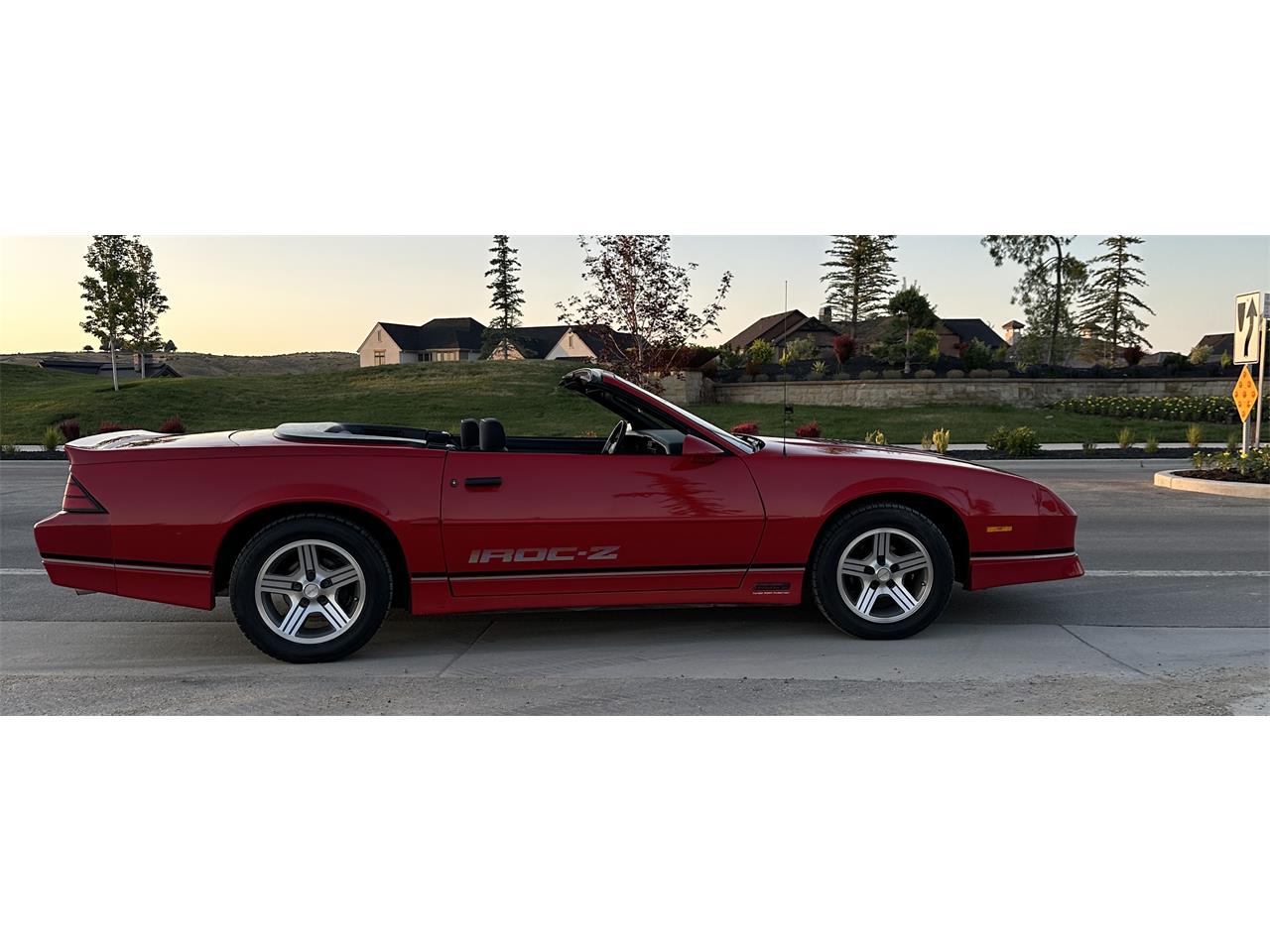 Chevrolet-Camaro-iroc-z-1988-Red-Gray-and-Black-32