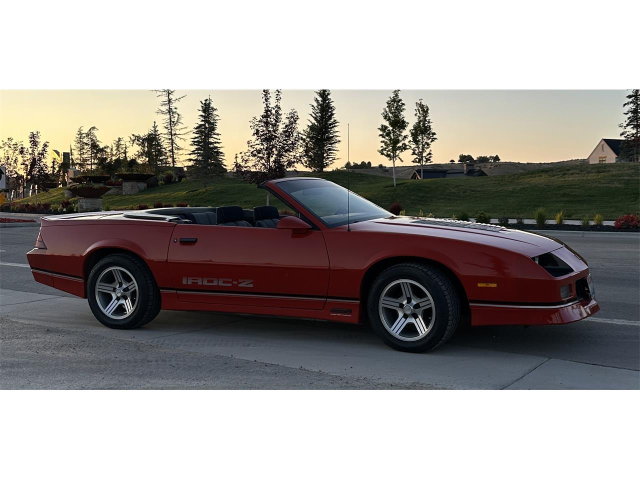 Chevrolet-Camaro-iroc-z-1988-Red-Gray-and-Black-33
