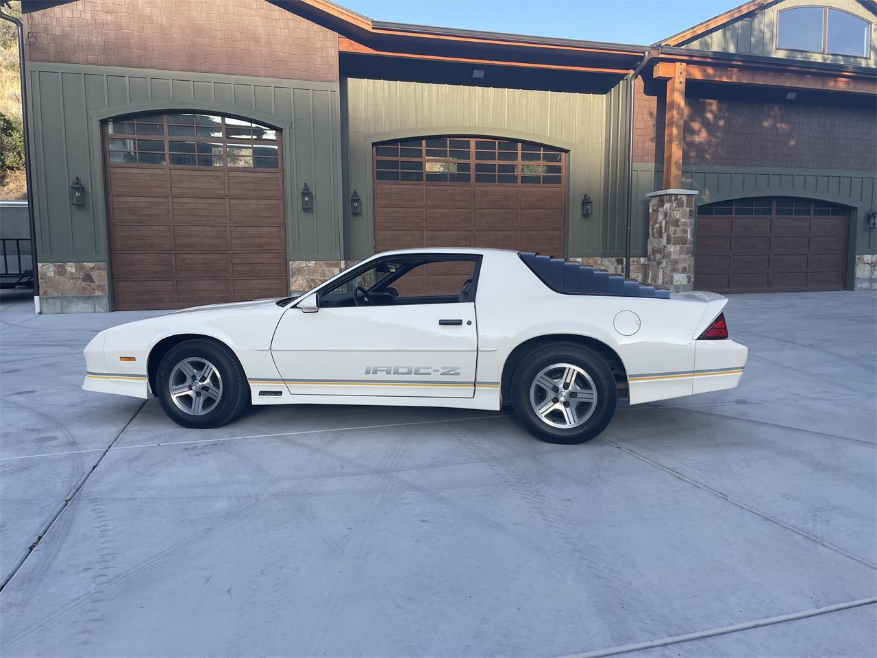 Chevrolet-Camaro-iroc-z-1989-White-Gray-1