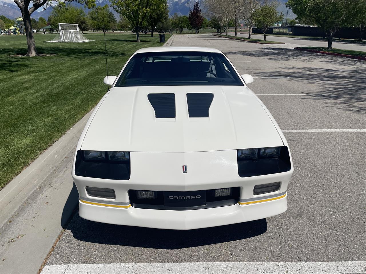 Chevrolet-Camaro-iroc-z-1989-White-Gray-12