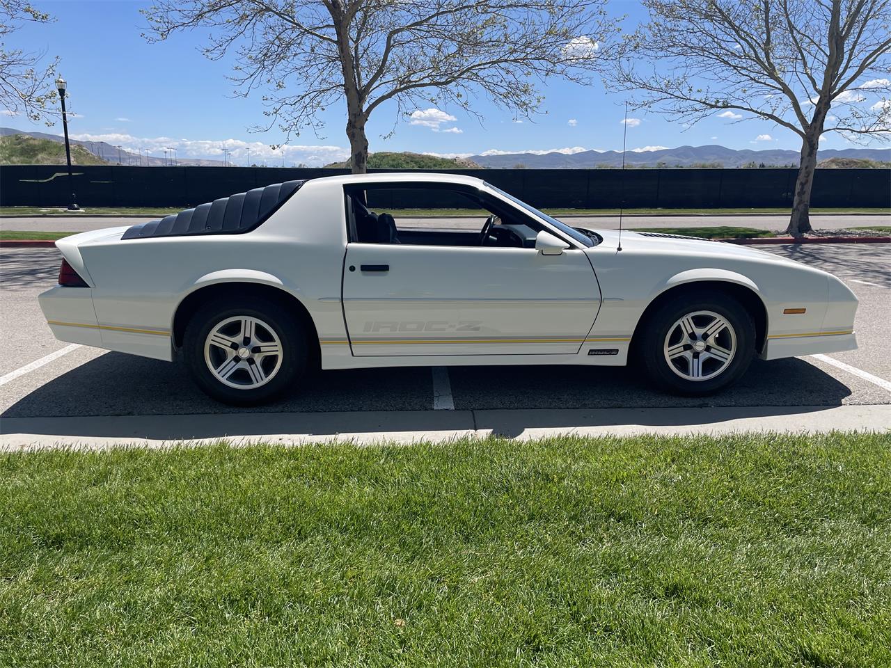 Chevrolet-Camaro-iroc-z-1989-White-Gray-15