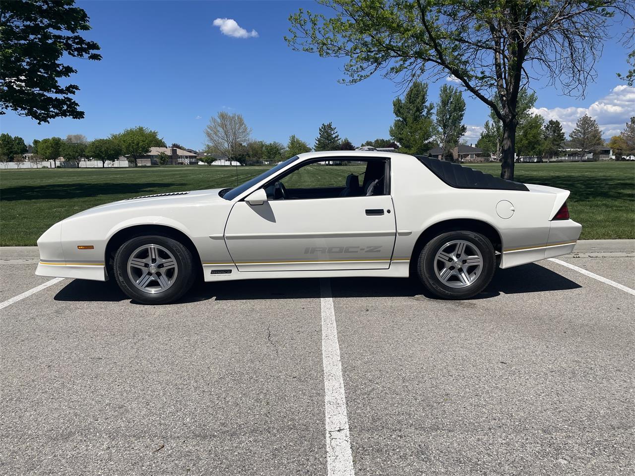 Chevrolet-Camaro-iroc-z-1989-White-Gray-18