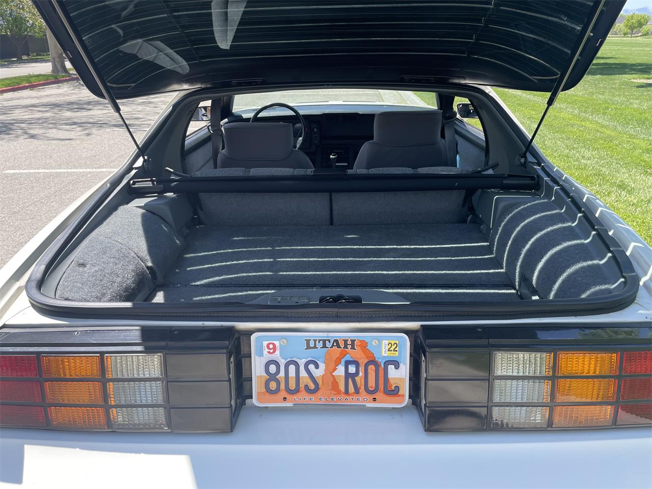 Chevrolet-Camaro-iroc-z-1989-White-Gray-19