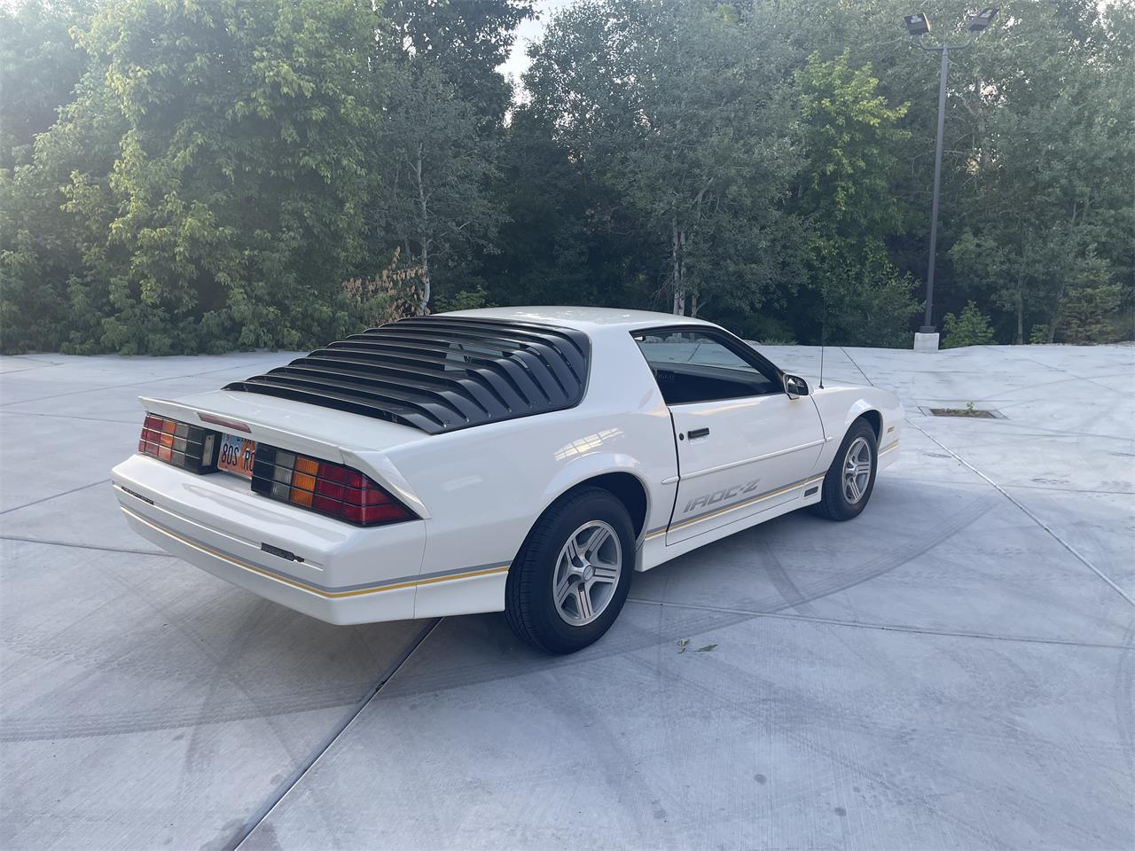 Chevrolet-Camaro-iroc-z-1989-White-Gray-2