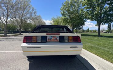 Chevrolet-Camaro-iroc-z-1989-White-Gray-22