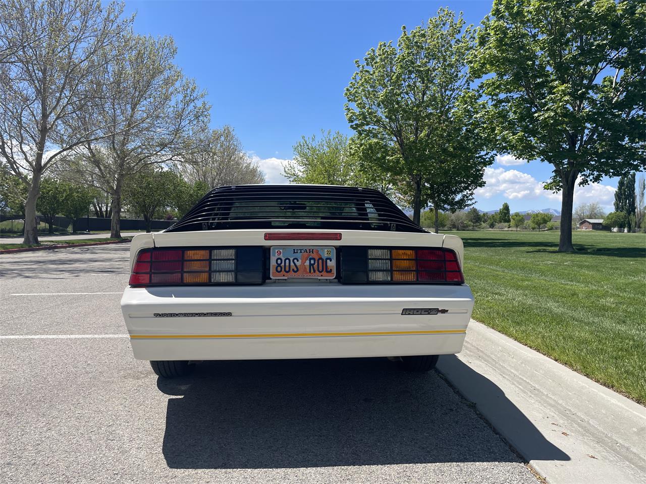 Chevrolet-Camaro-iroc-z-1989-White-Gray-22