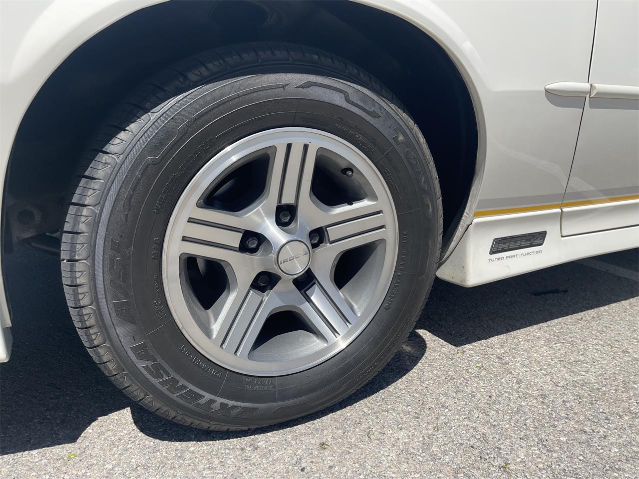 Chevrolet-Camaro-iroc-z-1989-White-Gray-23
