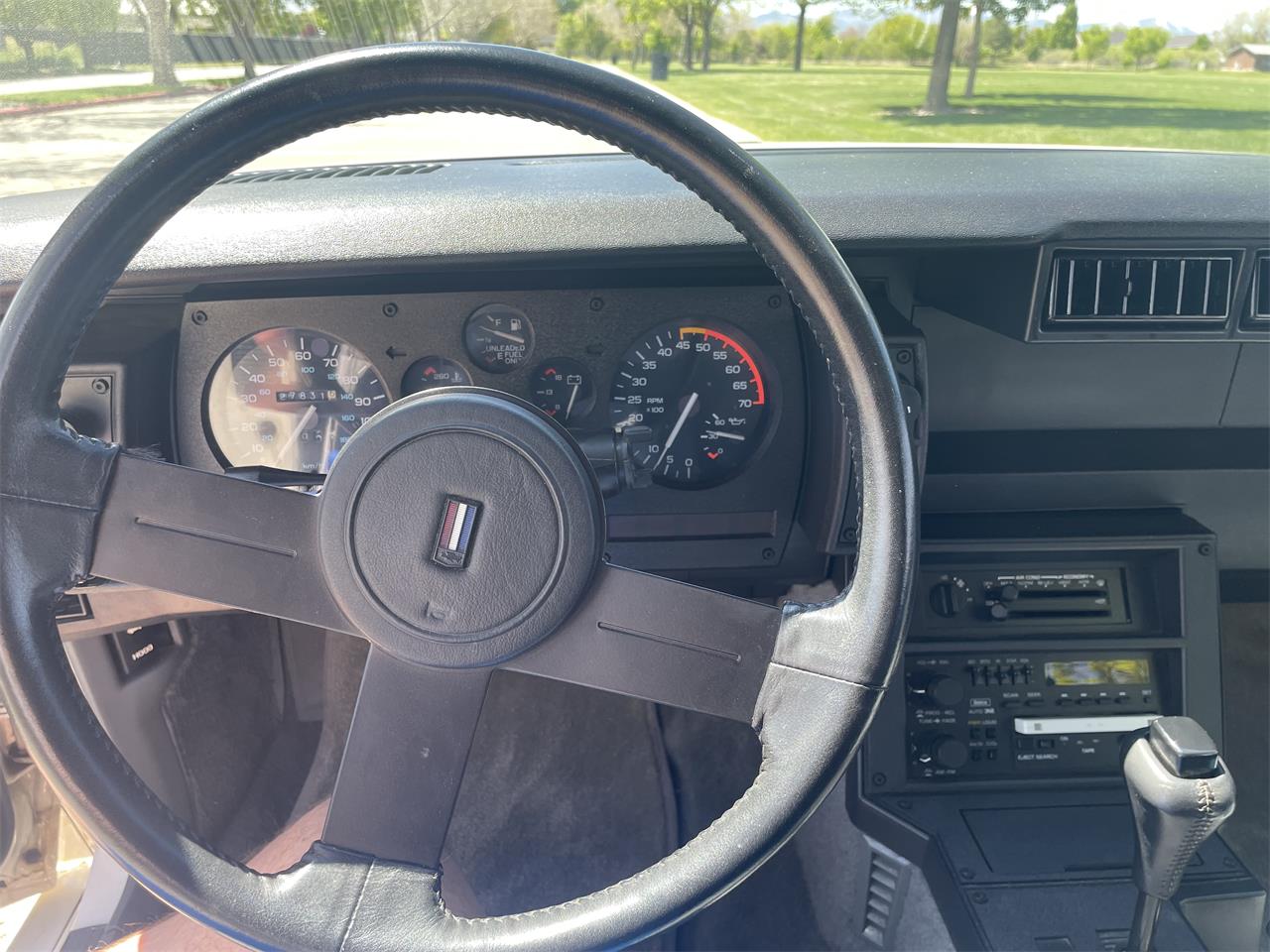 Chevrolet-Camaro-iroc-z-1989-White-Gray-3